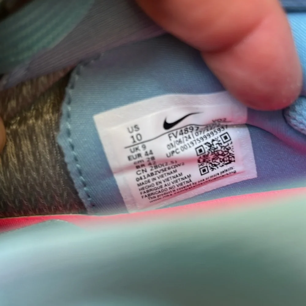 Nike Blue and Pink Sneakers - Picture 7 of 7